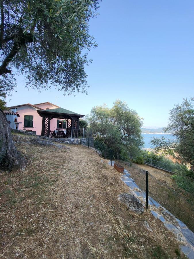 Villa Il Pettirosso ลาสเปเซีย ภายนอก รูปภาพ